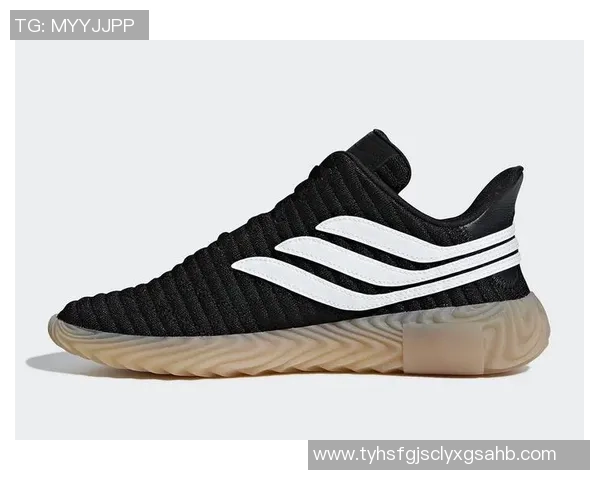 足球明星高级磨砂黑鞋款展现运动魅力与时尚风范的完美结合